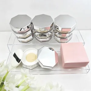 Silky loose powder for setting foundation and concealer