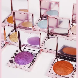 Soft glow pressed into a versatile face highlighting palette