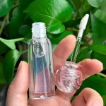 Hydrating cosmetic oil for a soft and glossy lip look