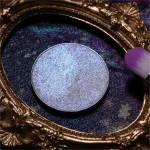 Radiant pressed pigment showing contrasting tones under different lighting