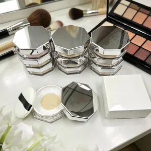 Loose makeup powder with a soft-focus finishing effect